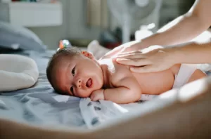 Perawat bayi baru lahir.